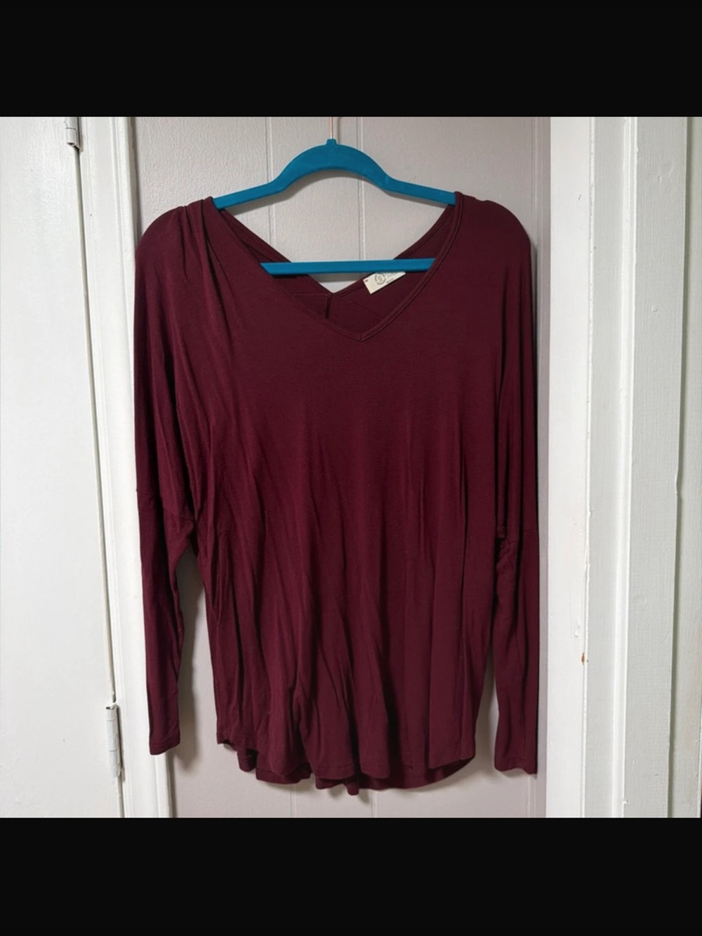 Long Sleeve V-Neck Tee in Burgundy